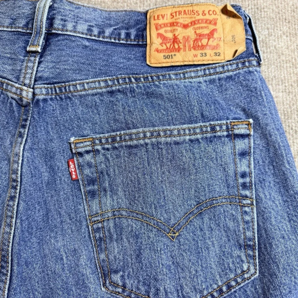 Levis 501 Original Fit Mens Jeans 33x30 Medium Wash Blue Button Fly Straight Leg